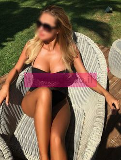 ומלא תשוקה המורה, עם רגליים דקיקות וצרת המותניים.