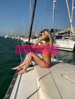 מרענן ושובב, צמיחה נמוכה עם שדיים יפים